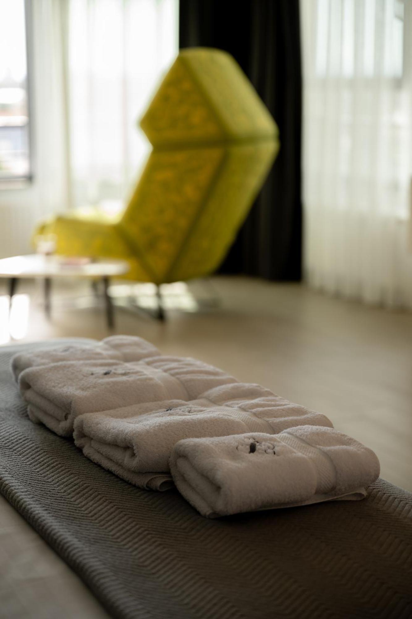 Lounge 8 Studios Oradea Phòng bức ảnh